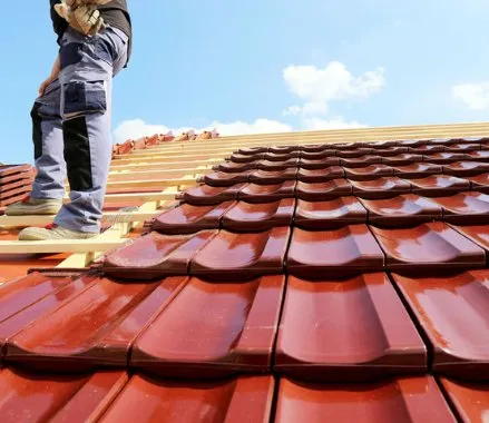 montaje de tejados de teja en san lorenzo del cardezar, mallorca